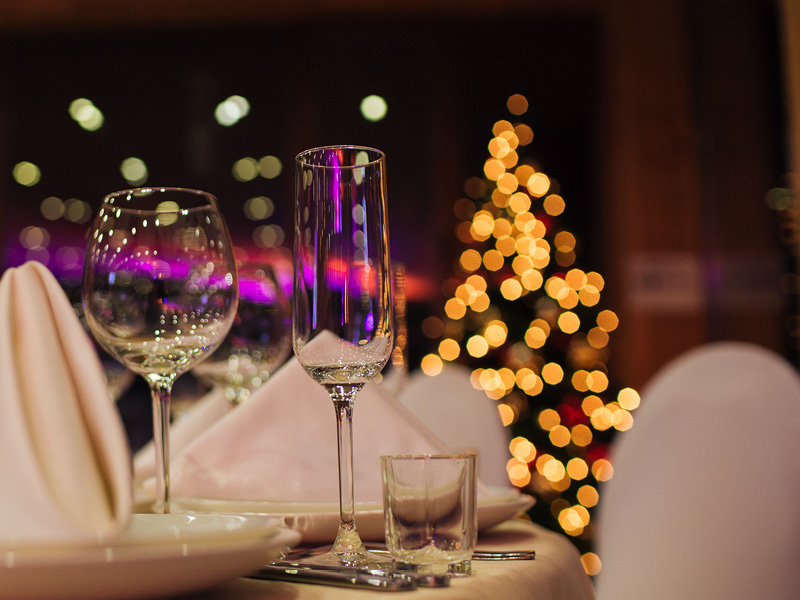 weihnachtsbuffet-gedeckter-tisch